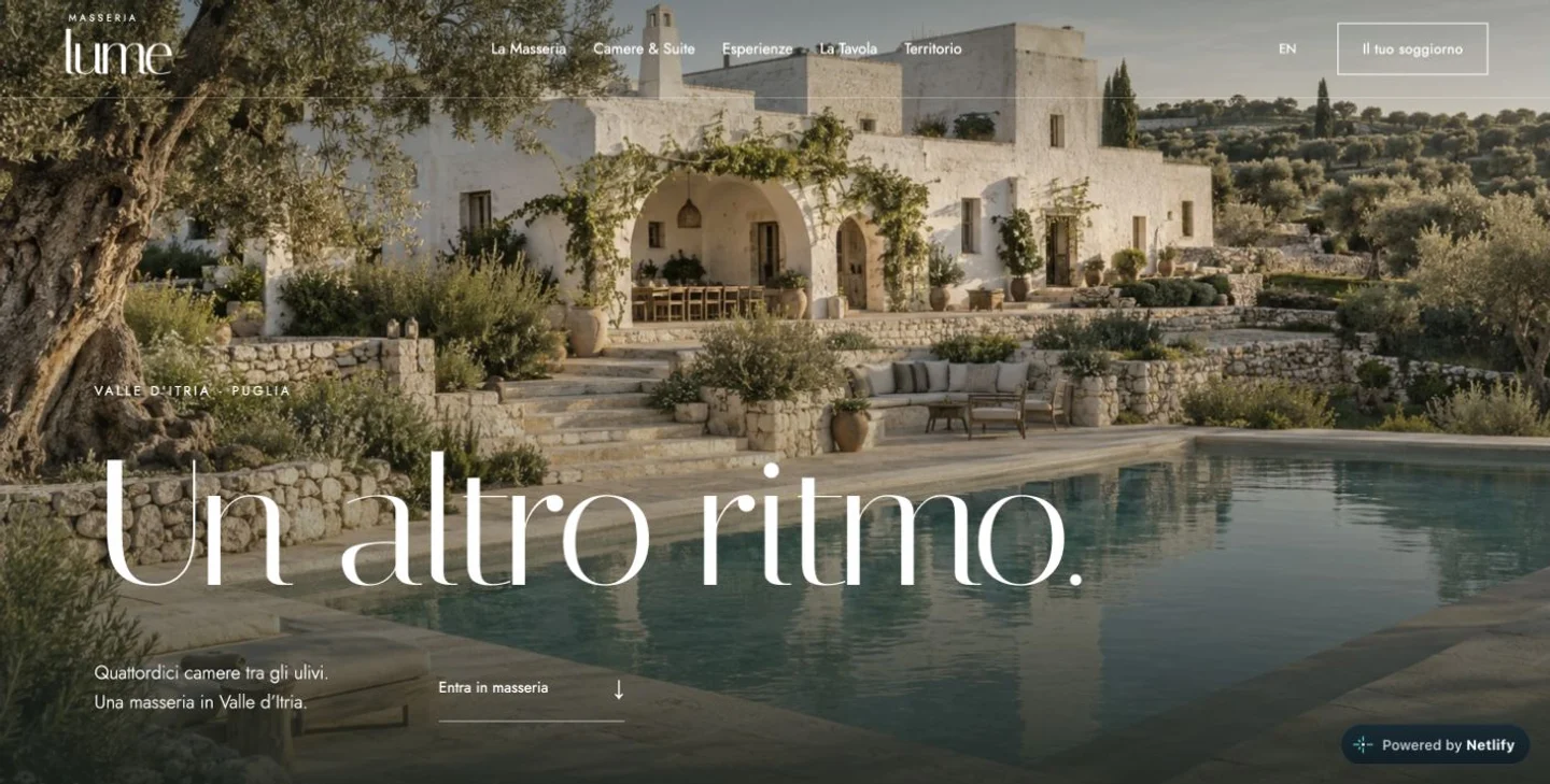 Homepage di Masseria Lume con la masseria e la piscina tra gli ulivi